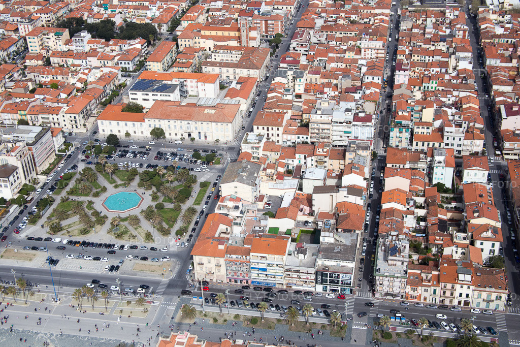 Aerial view: View of the town in Viareggio in the state Lucca, Italy. – Photo: IMG_086901.jpg taken on 04/03/2016 by Werner Riehm/FLY-FOTO.com – Resolution of the original: 5472 x 3648 px