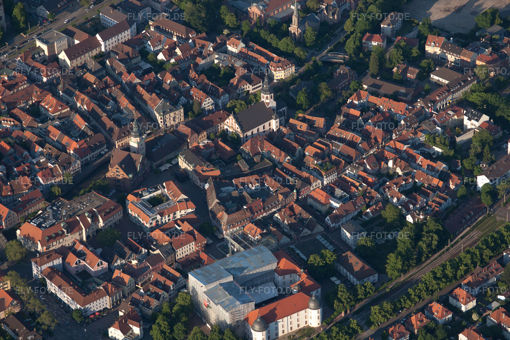 Luftbild: Altstadt von Südwesten in Ettlingen im Bundesland Baden-Württemberg in Deutschland. Foto: IMG_57399.jpg vom 06.06.2013 durch Werner Riehm/FLY-FOTO.de