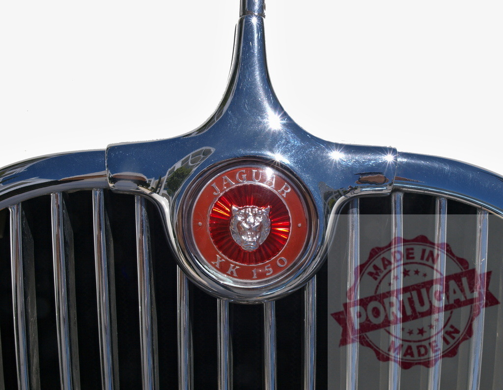 Shiny chrome Jaguar XK 150 hood ornament gleaming in the sun | Close-up of a gleaming Jaguar XK 150 hood ornament, reflecting the sunlight - Realisiert mit Pictrs.com