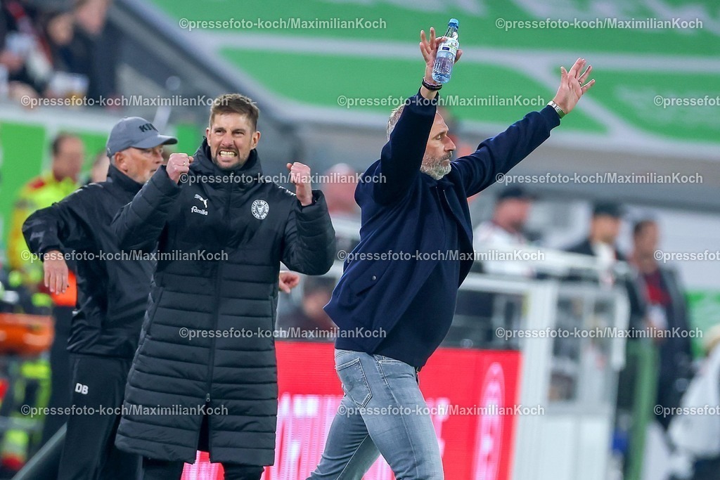 F9510042601126 | 10.04.2026, Fußball, Fortuna Düsseldorf - Holstein Kiel, 2. Fußball Bundesliga, Herren, Merkur Spiel-Arena, 29. Spieltag, Saison 2025 2026: Cheftrainer Tim Walter  (Holstein Kiel #hc) läuft jubelnd nach dem 2:1 Sieg auf das Spielfeld  DFB regulations prohibit any use of photographs as image sequences and or quasi-video.