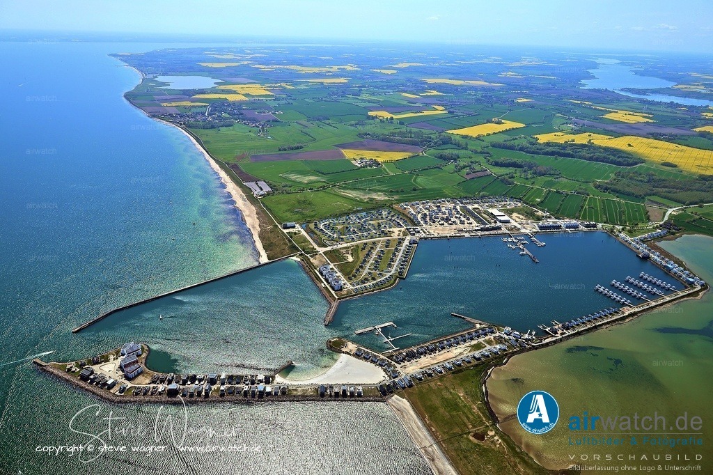  Luftbild OstseeResort Olpenitz - Exklusive Ferienhäuser an der Ostseeküste | OstseeResort Olpenitz: Heute ist das Ostseeresort Olpenitz ein attraktives Urlaubsparadies mit Ferienwohnungen, einem Yachthafen, einem Strand und zahlreichen Freizeitangeboten.