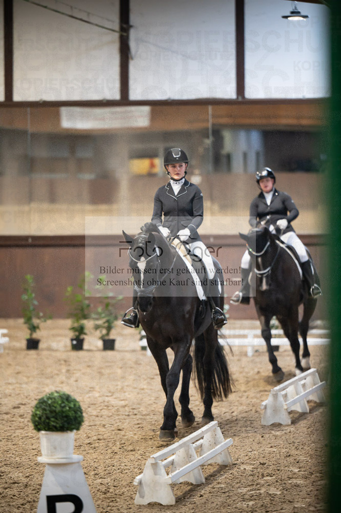 Hallenreittunier Voxtrup 2023 | Entdecke hochwertige Reitturnierfotos von Foto Oger. Professionell, emotional und authentisch – jetzt Lieblingsmomente im Shop bestellen. - Realisiert mit Pictrs.com