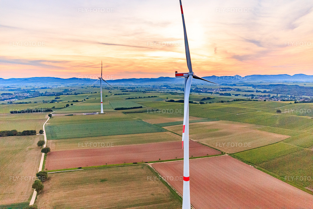 Luftbild: Windpark der EnBW - Windenergieanlage mit 6 Windrädern in Freckenfeld im Bundesland Rheinland-Pfalz in Deutschland. Foto: IMG_107535.jpg vom 25.05.2018 durch Werner Riehm/FLY-FOTO.de