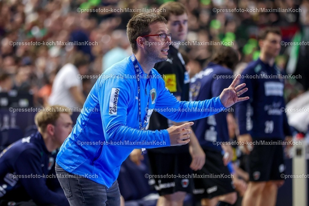 KoeEHF14062501045 | 14.06.2025, Handball, Halbfinale TruckScout24 EHF FINAL4, LANXESS arena Köln, Füchse Berlin - HBC Nantes: Cheftrainer Jaron Siewert (Fuechse Berlin) gestikulierend 