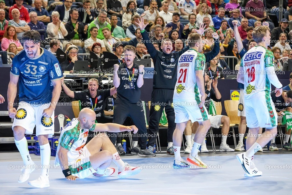 xSSCx18042602010 | 18.04.2026, xsscx, Handball, DHB-Pokal Lidl Final4, Halbfinale, Bergischer HC - SC Magdeburg, Saison 2025 / 2026 Herren, Lanxess Arena, Köln: Die Mannschaft des Bergischer HC jubelnd nach einem Treffer Photo: xSandraxScherningxPressefotoKochx
