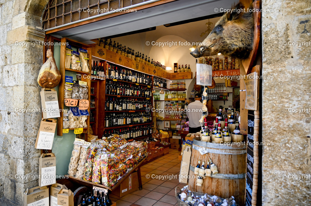 Italien_ Toskana_ San Gimignano_ 31.05.2024-103 | 31.05.2024, Italien, ITA, Toskana, San Gimignano im Bild Stadtansichten Gebäude, Architektur, Touristen, Historisch, Souvenir, Ansichten der berühmten Stadt San Gimignano in der Toskana-Italien - View of the famous town San Gimignano in Tuscany-ItalySan Gimignano ist eine italienische Kleinstadt in der Toskana mit einem mittelalterlichen Stadtkern. San Gimignano wird auch die Stadt der Türme genannt. Die Stadt liegt in der Provinz Siena. Sie gehört neben Florenz, Siena und Pisa zu den von Touristen meist besuchten Zielen in der Toskana.