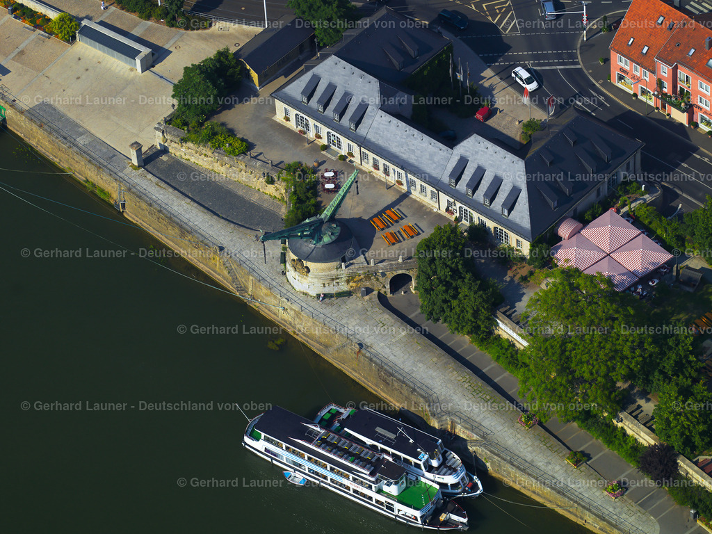 3651021 | WüRZBURG 21.08.2021 Passagier- und Fahrgast- Schiff vor dem Gastronomie - Restaurant - Gebäude mit dem " Brauerei-Gasthof Alter Kranen " im Ortsteil Altstadt in Würzburg im Bundesland Bayern, Deutschland. Weiterführende Informationen bei: Alter Kranen GmbH,  Locanda Würzburg GmbH,  Veitshöchheimer Personenschifffahrt GmbH. // Passenger ship in front of the gastronomy - restaurant - building with the " Brauerei-Gasthof Alter Kranen " in the district Altstadt in Wuerzburg in the state Bavaria, Germany. Further information at: Alter Kranen GmbH,  Locanda Wuerzburg GmbH,  Veitshoechheimer Personenschifffahrt GmbH,  Locanda Wuerzburg GmbH,  Veitshoechheimer Personenschifffahrt GmbH. Foto: Gerhard Launer