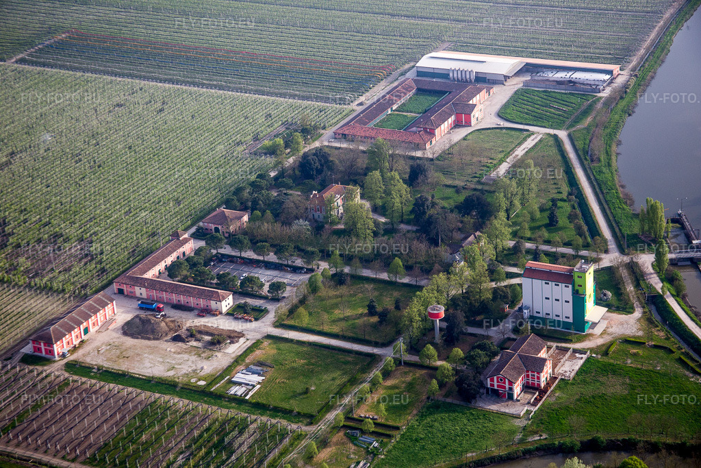Vue aérienne: Ferme d'une exploitation agricole dans la plaine du Pô, en bordure de champs cultivés Lodigiana en Émilie-Romagne à le quartier Lodigiana in Fiscaglia dans le département Ferrara, Italie. Photo: IMG_087329.jpg prise le 05/04/2016 par Werner Riehm/FLY-FOTO.eu – Résolution de l'original: 5472 x 3648 px