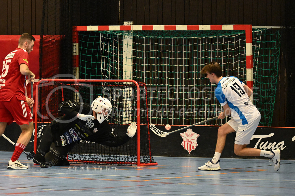 Strängnäs IBK vs FBC Kalmarsund Ungdom - 6. =January= 2024 | Strängnäs IBK vs FBC Kalmarsund Ungdom
Thomas Arena, Strängnäs
Big save by Oskar-Viking Tjärnberg (#99 Strängnäs IBK).
Bild: Sportfotografie Markus Aeschimann | www.markus-aeschimann.ch - Realisiert mit Pictrs.com