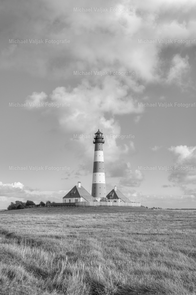 Leuchtturm Westerheversand schwarz-weiß | Blick zum Leuchtturm Westerheversand auf der Halbinsel Eiderstedt in Nordfriesland an einem schönen Abend im Frühherbst (Schwarz-weiß-Version).  - Realisiert mit Pictrs.com