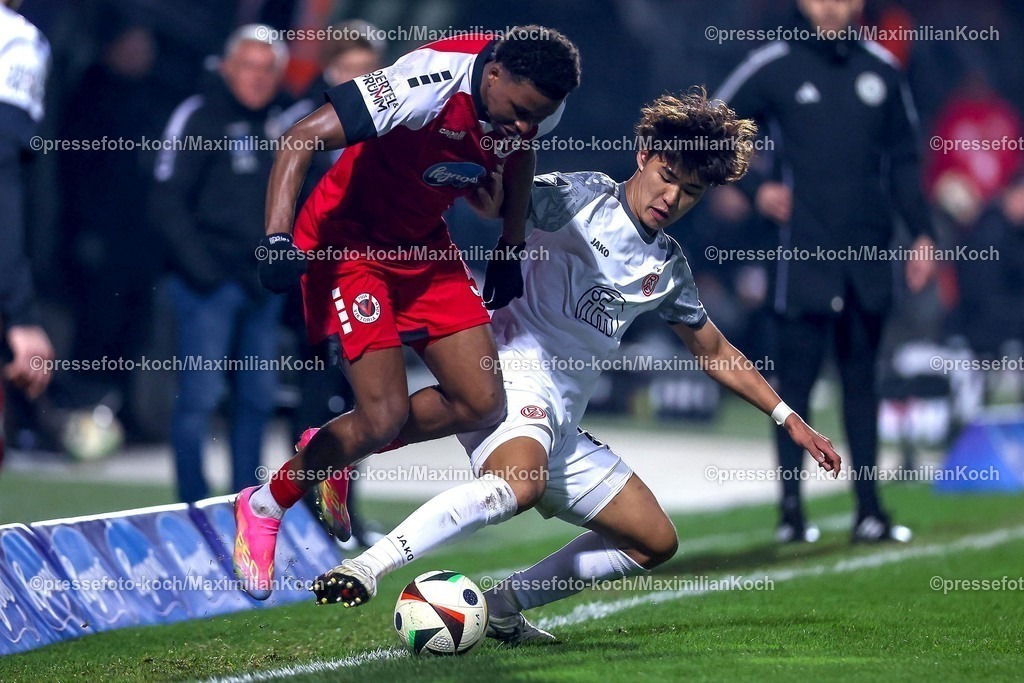 Koe12032501092 | 12.03.2025, Fußball, FC Viktoria Köln – Rot-Weiss Essen, 3.Liga, Sportpark Höhenberg, Saison 2024 2025: Sidny Lopes Cabral (Viktoria Köln #5) im Zweikampf gegen Kaito Mizuta (RWE #24)DFB regulations prohibit any use of photographs as image sequences and or quasi-video.
