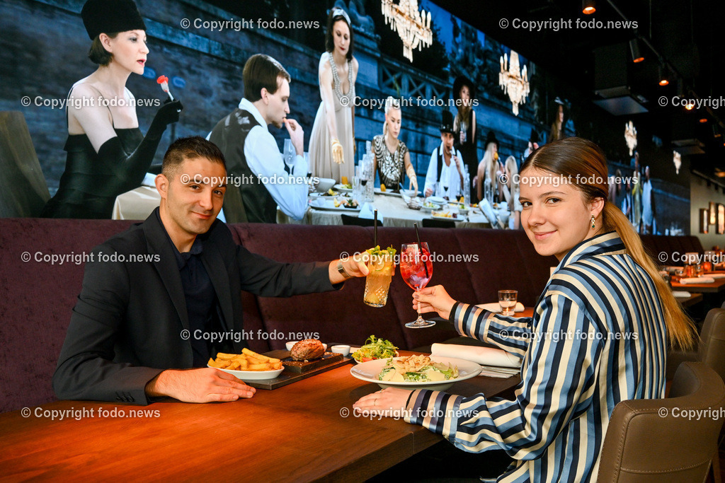 Plus City_ Steakhouse Abaccos_ 18.04.2024-16 | 18.04.2024, Pasching, AUT, Plus City, im Bild Steakhouse Abaccos, Dani und Luisa genissen ein Steak