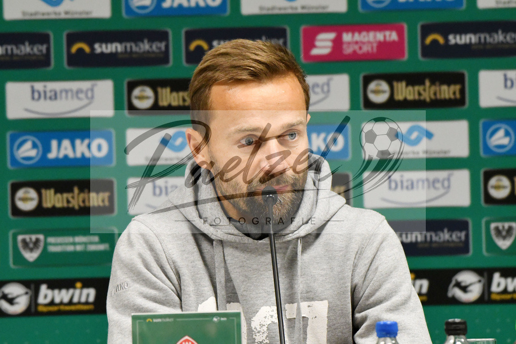 20200214_SCPFWK_0125 | Fussball, Herren: Trainer Michael Schiele (FC Wuerzburger Kickers) schaut waehrend des Spiels der 3. Liga zwischen SC Preussen Muenster und FC Wuerzburger Kickers im Preussenstadion am 14.02.2020 in Muenster, Deutschland.DFB / DFL REGULATIONS PROHIBIT ANY USE OF PHOTOGRAPHS AS IMAGE SEQUENCES AND/OR QUASI-VIDEO. - Realisiert mit Pictrs.com