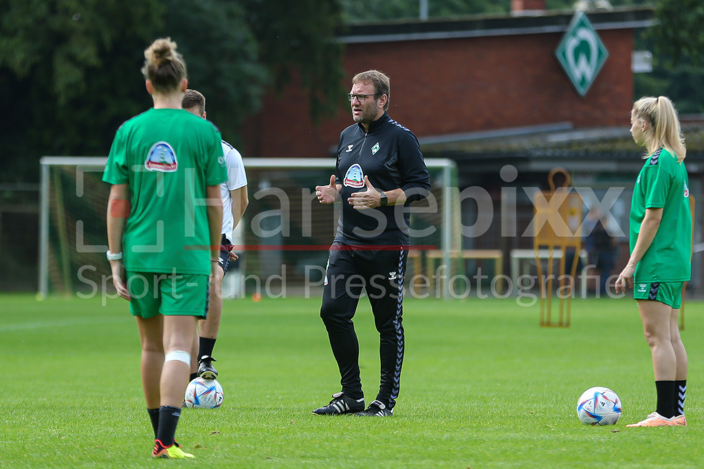 Fussball, Google Pixel Frauen-Bundesliga, Training SV Werder Bremen | v.li.: Thomas Horsch (Trainer, Cheftrainer, SV Werder Bremen) gibt Anweisungen, gestikuliert, mit den Armen gestikulieren