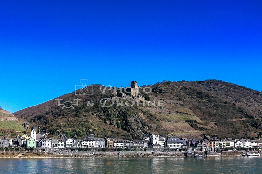 Burg Gutenfels- | Burg Gutenfels thron oberhalb der kleinen Weinbaugemeinde Kaub am Rhein, Die Burg beherbergt ein Hotel mit exklusiver Einrichtung. - Realisiert mit Pictrs.com