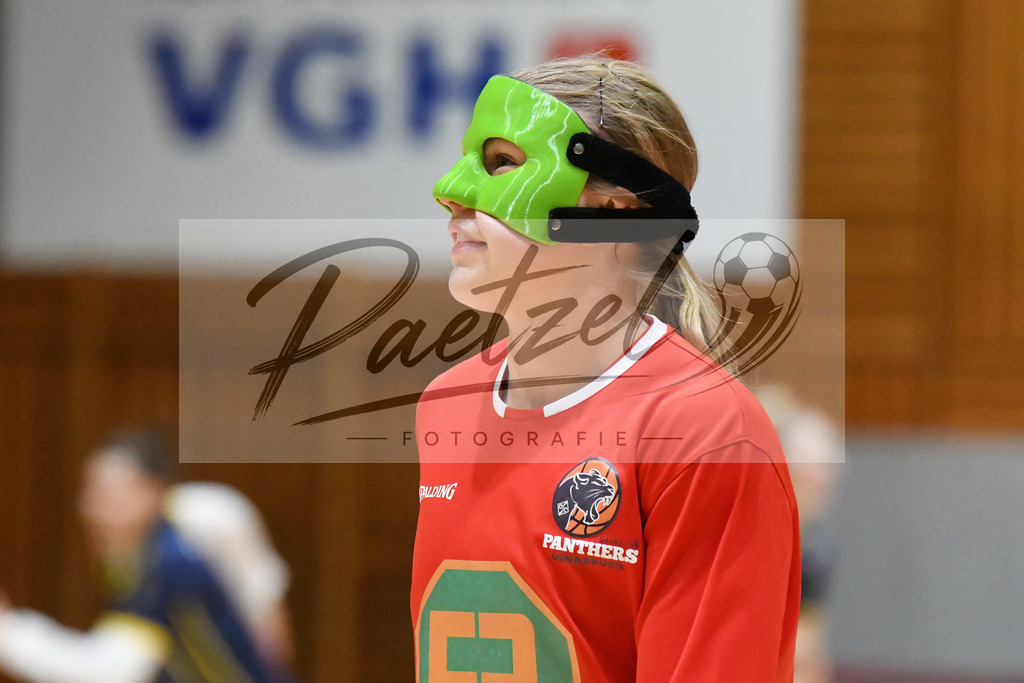 20200209_PAOEBS_0002 | Basketball, Frauen: Annemarie Potratz (Panthers Academy Osnabrueck) schaut waehrend des Spiels der 2. DBBL zwischen Panthers Academy Osnabrueck und Eintracht Braunschweig im datos – home of the panthers am 09.02.2020 in Osnabrueck, Deutschland. - Realisiert mit Pictrs.com