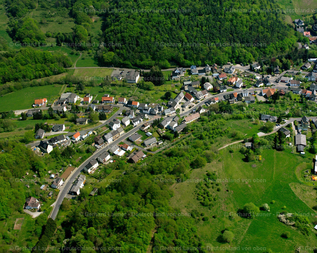 2610053 | MEDENBACH 09.06.2006 Von Wald und Forstgebieten umgebener Ortskern der Straßen und Häuser und Wohngebiete in Medenbach im Bundesland Hessen, Deutschland // Surrounded by forest and forest areas center of the streets and houses and residential areas in Medenbach in the state Hesse, Germany Foto: Gerhard Launer