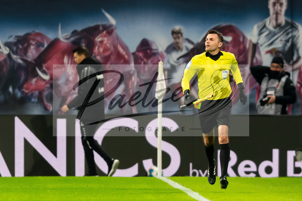 RBLLEV20211128_101 | Fussball, Herren: Schiedsrichter-Assistent Eduard Beitinger schaut bei dem Spiel der 1. Bundesliga zwischen RB Leipzig und Bayer 04 Leverkusen in der Red Bull Arena am 28.11.2021 in Leipzig, Deutschland.DFB / DFL REGULATIONS PROHIBIT ANY USE OF PHOTOGRAPHS AS IMAGE SEQUENCES AND/OR QUASI-VIDEO. - Realisiert mit Pictrs.com
