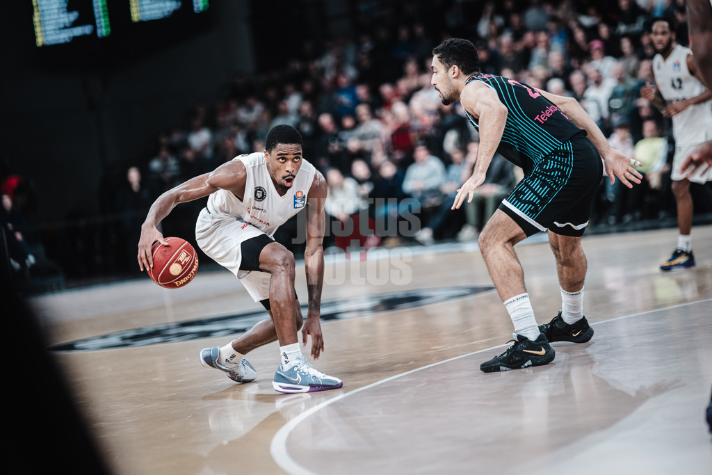Basketball | Männer | Saison 2023/2024 | easyCredit Basketball Bundesliga | Veolia Towers Hamburg vs. Telekom Baskets Bonn | 03.02.2024 | William Christmas (#11, Veolia Towers Hamburg) mit dem Ball gegen Noah Kirkwood (#22, Telekom Baskets Bonn)