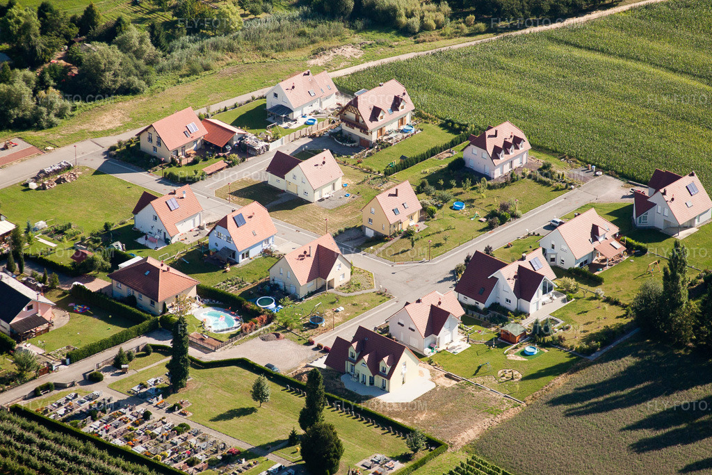 Aerial view: New development area in Cleebourg in the state Bas-Rhin, France. – Photo: IMG_31103.jpg taken on 08/07/2010 by Werner Riehm/FLY-FOTO.com – Resolution of the original: 4752 x 3168 px