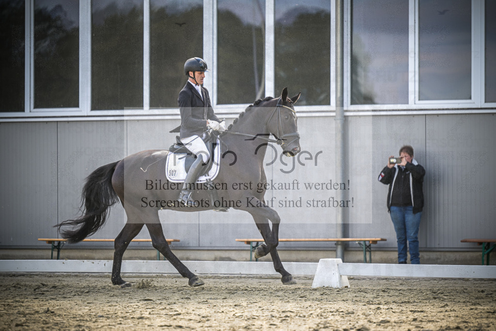 DOS_0446 | Entdecke hochwertige Reitturnierfotos von Foto Oger. Professionell, emotional und authentisch – jetzt Lieblingsmomente im Shop bestellen.Deutschlandweite Turnierfotografie. - Realisiert mit Pictrs.com