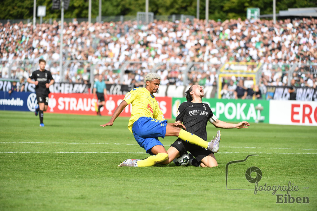 SV Atlas-Delmenhorst-Borussia Mönchengladbach | DFB-Pokal 1. Runde;SV Atlas Delmenhorst (gelb)-Borussia Mönchengladbach (schwarz) am 17.08.2025 in Oldenburg (Marschweg-Stadion), Photo: Philip Eiben 2025 - Realisiert mit Pictrs.com