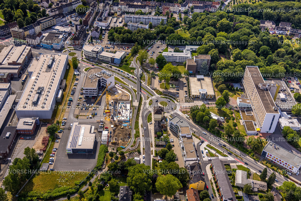 Witten230701176 | Luftbild, Baustelle Kreisel an der Pferdebachstraße mit neuer Radwegbrücke Rheinischer Esel, Ärztehaus, Sonnenschein, Witten, Ruhrgebiet, Nordrhein-Westfalen, Deutschland