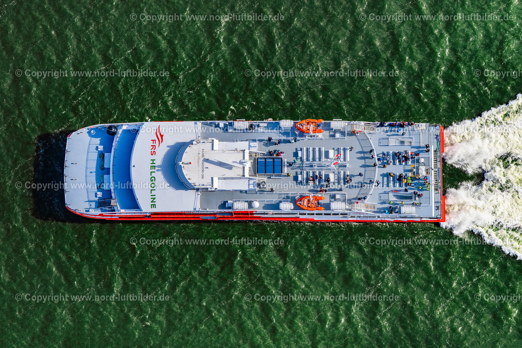 Hamburg_Halunderjet_Senkrechtaufnahme_ELS_3457240525 | HAMBURG 24.05.2025 Senkrecht- Luftbild aus der Satelliten- Perspektive vom Fahrt eines Fähr- Schiffes " Halunder Jet Katamaran " in Hamburg, Deutschland. // Vertical aerial view from the satellite perspective of the ride a ferry ship " Halunder Jet Katamaran " in Hamburg, Germany. Foto: Martin Elsen