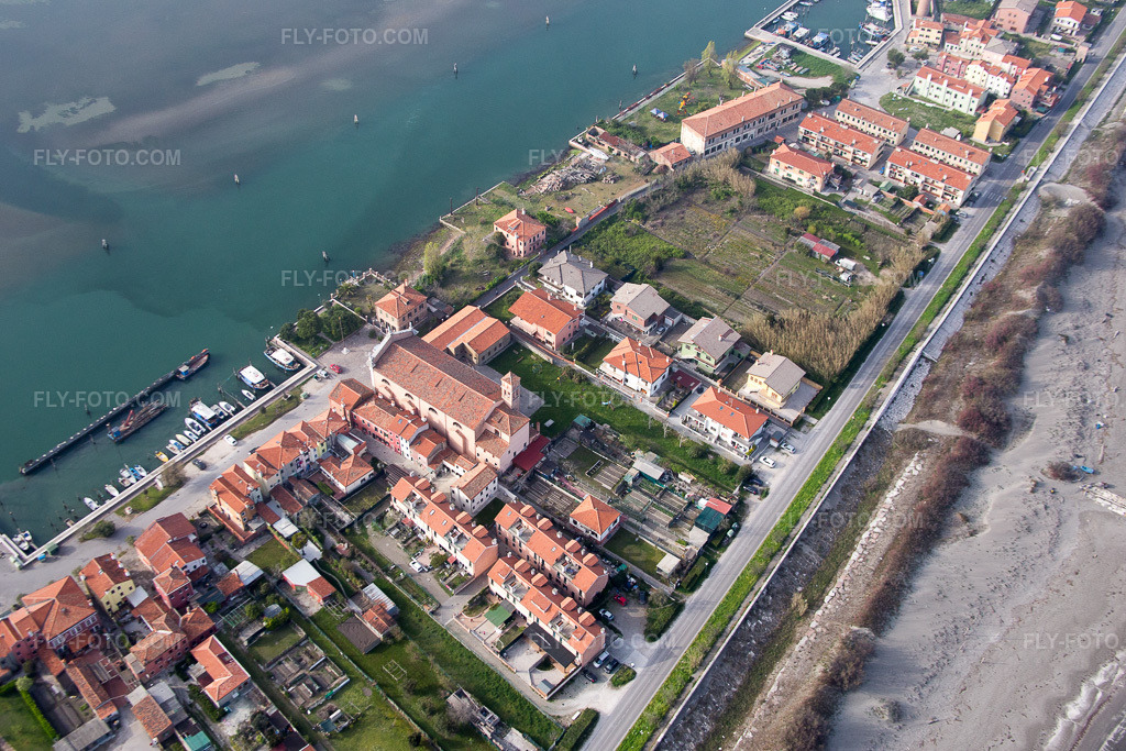 Aerial view: View of the town in San Pietro in Volta in the state Veneto, Italy. – Photo: IMG_087466.jpg taken on 04/06/2016 by Werner Riehm/FLY-FOTO.com – Resolution of the original: 5292 x 3528 px