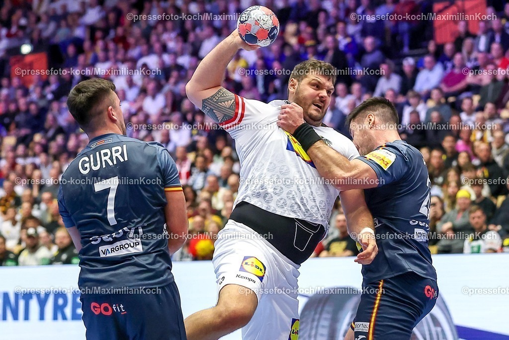 EHF17012601016 | 17.01.2026, Handball, Men's EHF EURO 2026, Österreich - Spanien, Jyske Bank Boxen in Herning, Dänemark, Preliminary Round:  Tobias Wagner (Austria #55) im Zweikampf gegen   Jan Gurri Aregay (Espania #07)  Abel Serdio Guntín (Espania #20) 