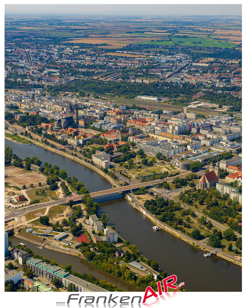 Luftaufnahme Altstadt Magdeburg - Die Luftaufnahme wurde 2025 vom UL-Flugzeug heraus erstellt ( ohne Drohne ) - Hochauflösende Luftaufnahme - für professionelle Ausdrucke geeignet. Die Geschenkidee !Mit Lizenz und Bildrechte bestellbar