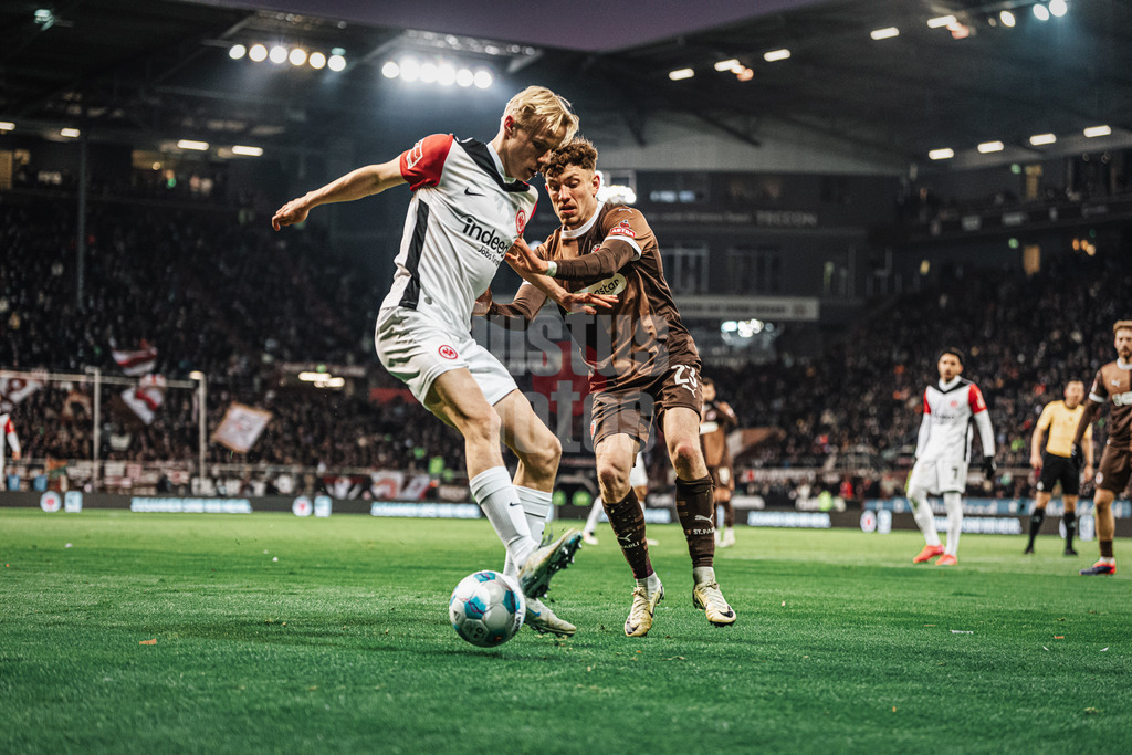 Fußball | Männer | Saison 2024/2025  | Fußball-Bundesliga | 16. Spieltag | FC St. Pauli vs. Eintracht Frankfurt | 11.01.2025 | v.l. Oscar Hojlund (#6, Eintracht Frankfurt) gegen Philipp Treu (#23, FC St. Pauli)