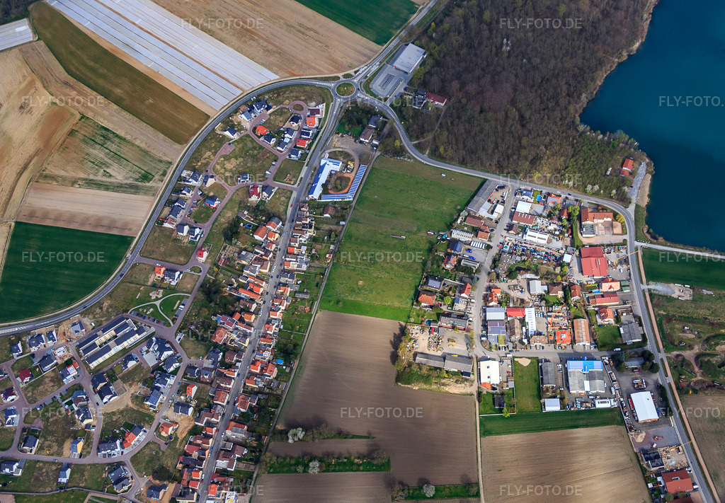 Luftbild: Gewerbegebiet in den Fahrgärten in Waldsee im Bundesland Rheinland-Pfalz in Deutschland. Foto: IMG_076898.jpg vom 12.04.2015 durch Werner Riehm/FLY-FOTO.de