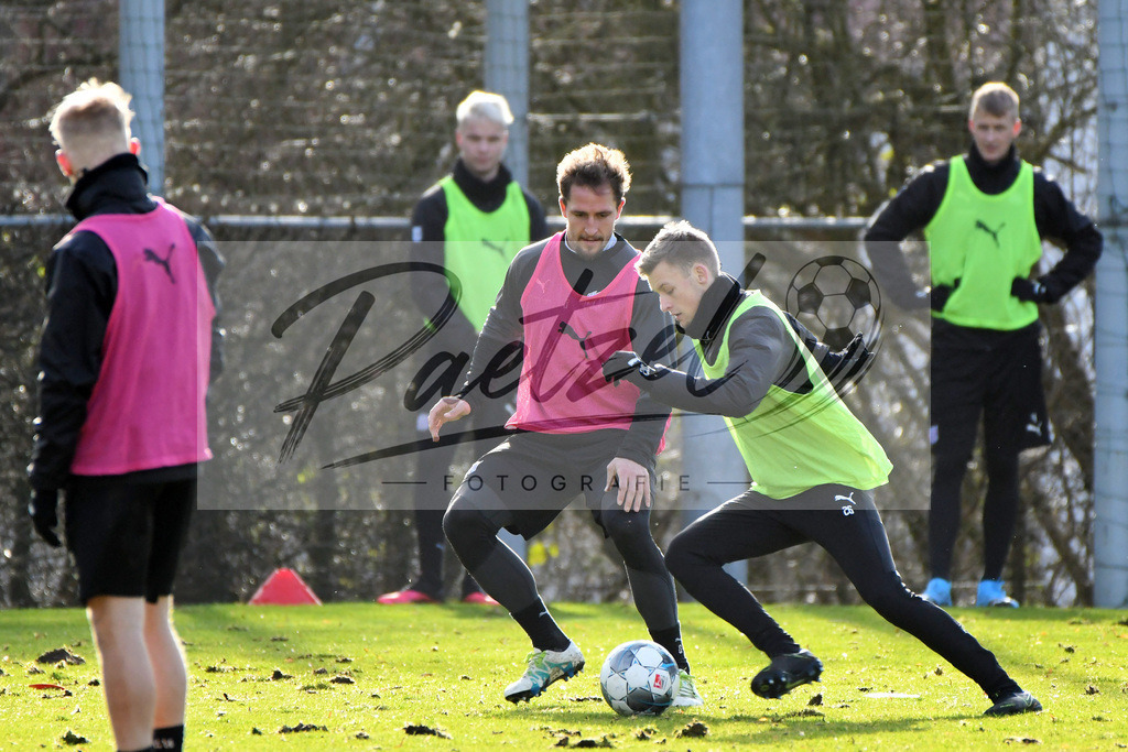 20200215_TRAOSN_0033 | Fussball, Herren: Ulrich Taffertshofer (VfL Osnabrueck) und Sebastian Klaas (VfL Osnabrueck) im Zweikampf waehrend der Trainingseinheit des VfL Osnabrueck im Sportpark Illoshoehe am 15.02.2020 in Osnabrueck, Deutschland. - Realisiert mit Pictrs.com
