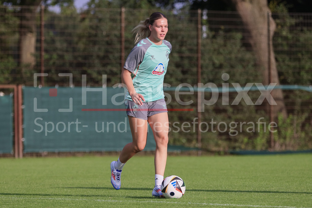 Fussball, Google Pixel Frauen-Bundesliga, Training SV Werder Bremen | v.li.: Juliane Wirtz (SV Werder Bremen, 28) am Ball, Freisteller, Einzelbild, Ganzkörper, Aktion, Action, Spielszene