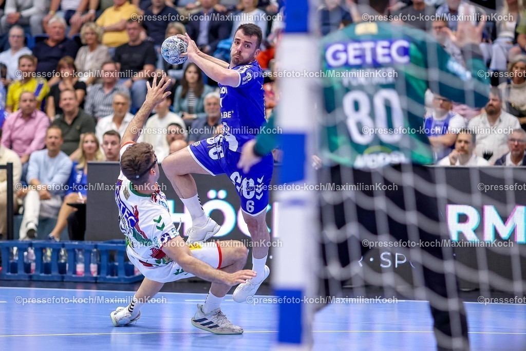 Gum15052501046 | 15.05.2025, Handball, HBL, VfL Gummersbach - SC Magdeburg, Schwalbe-Arena: Milos Vujovic (GUM #6) behauptet sich gegen Antonio Serradilla Cuenca (Magdeburg #15) und wirft den Ball auf das Tor von Torhüter Nikola Portner (Magdeburg #80) 