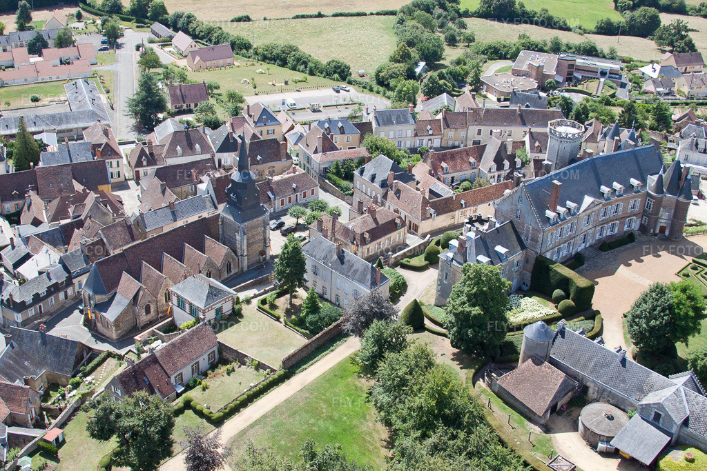 Aerial view: View of the town in Montmirail in the state Sarthe, France. – Photo: IMG_20015.jpg taken on 07/30/2009 by Werner Riehm/FLY-FOTO.com – Resolution of the original: 4752 x 3168 px