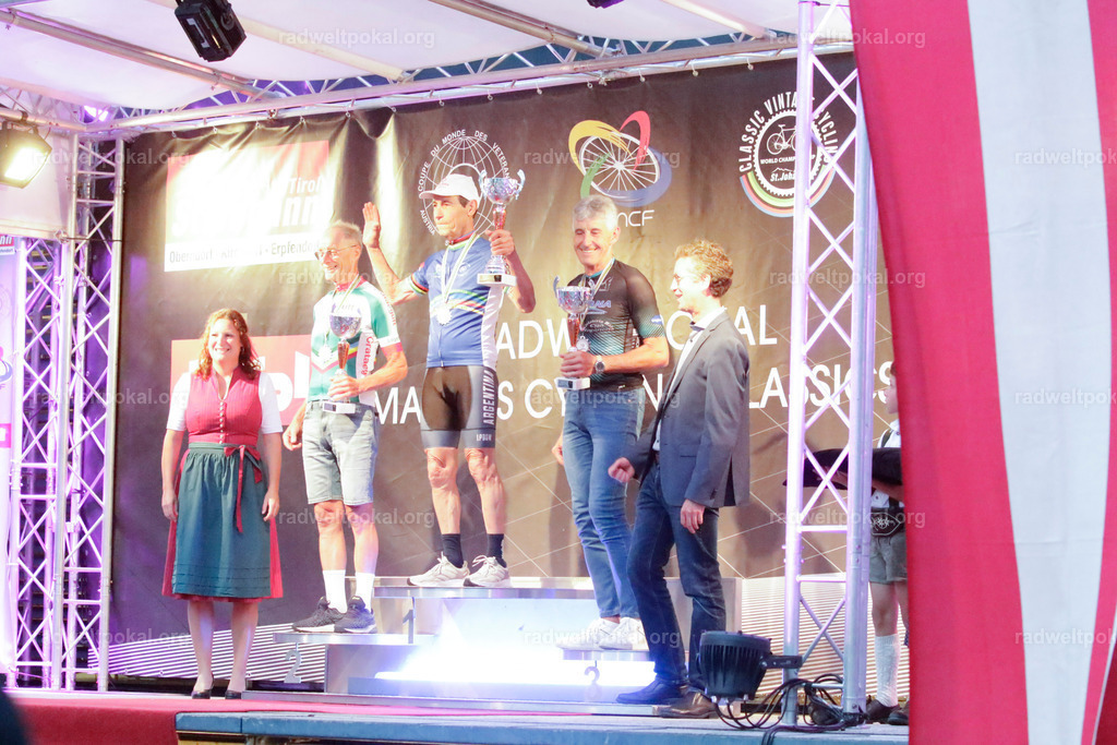 1461_20230817_Bewerb_Maenner_Muehlanger | AUT - OESTERREICH, 2023-08-16: SPORT RENNRAD-FAHREN - 55. INTERNATIONALER RADWELTPOKAL IN ST. JOHANN IN TIROL  - Vintage-Radrennen mit WM-Bronze-Medaillen-Siegerin Christina Schweinberger, den Teilnehmer und Alexander Baumann (vom Orginastions-Team) - TAG 2 BEWERB MAENNER IN SECHS GRUPPEN  ; Foto: Roland Muehlanger