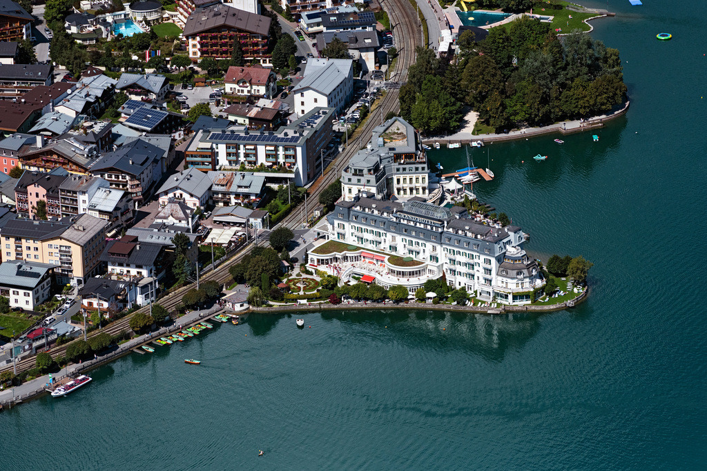 dr__0077336.jpg | ZELL AM SEE 06.09.2021 Gebäudekomplex der Hotelanlage " GRAND HOTEL ZELL AM SEE " an der Straße Esplanade in Zell am See in den Alpen in Salzburg, Österreich. Weiterführende Informationen bei: GRAND HOTEL ZELL AM SEE,  Stadt Zell am See. // Complex of the hotel building " GRAND HOTEL ZELL AM SEE " on street Esplanade in Zell am See in the Alps in Salzburg, Austria. Further information at: GRAND HOTEL ZELL AM SEE,  Stadt Zell am See. Foto: Daniel Reiter