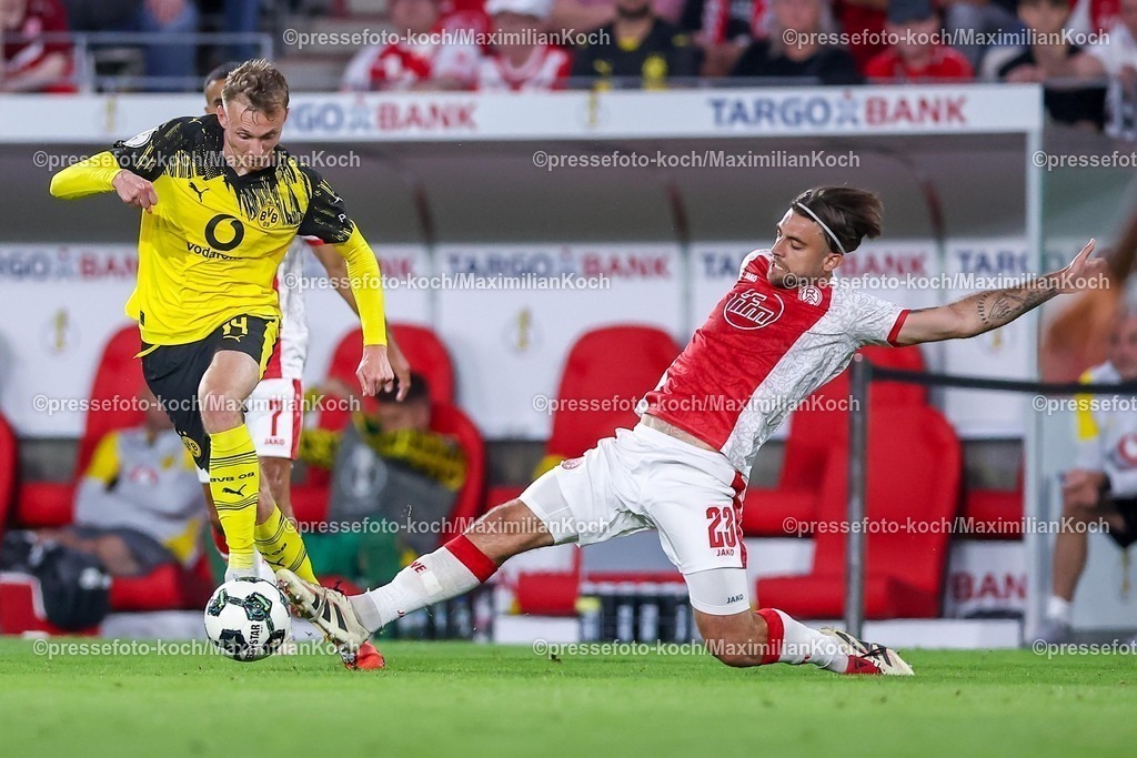 DFB18082501090 | 2025.08.18, Fußball, 1.Runde DFB-Pokal, Rot-Weiss Essen - Borussia Dortmund, Stadion Hafenstraße, Saison 2025 2026: Maximilian Beier&nbsp;(BVB #14) im Zweikampf gegen  Jose Enrique Rios Alonso&nbsp;(Rot-Weiss Essen #23)  DFB regulations prohibit any use of photographs as image sequences and or quasi-video.