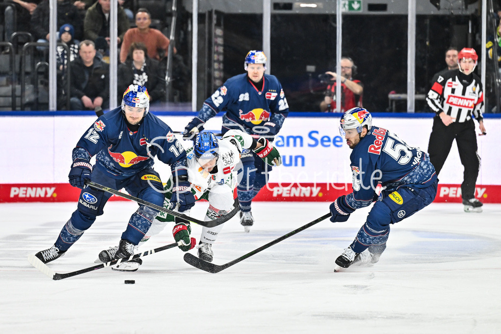 EHC RB München - Augsburger Panther | MUNICH, GERMANY - 30. DECEMBER:  v. l. Brady FERGUSON (RB München 12), Joseph CRAMAROSSA (Augsburger Panther 92) und Fabio WAGNER (RB München 55) während dem Match zwischen dem EHC Red Bull München und den Augsburger Panthern am 34. Spieltag der Penny DEL im SAP Garden