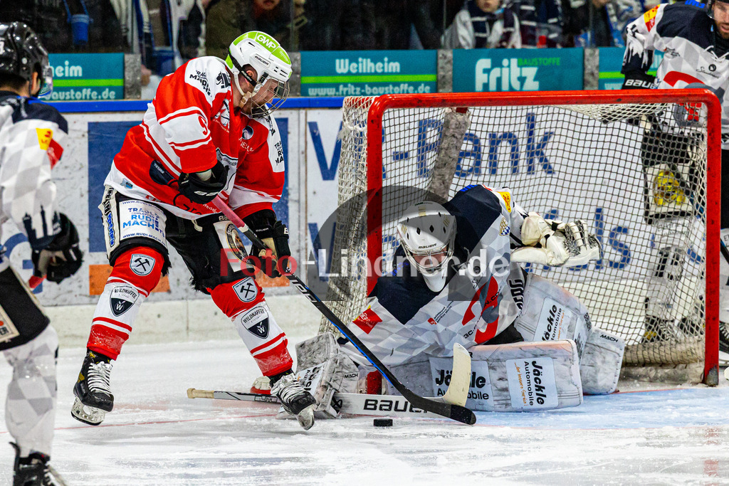 Spiel 1 Viertelfinale TSV Peißenberg Miners vs HC Landsberg Riverkings | Eishockey Bayernliga Playoffs 2023/2024, Spiel 1 Viertelfinale TSV Peißenberg Miners vs HC Landsberg Riverkings, 20240216,
Torchance Moritz BIRKNER (Miners 95),
2024-02-16 in Peißenberg (Eisstadion)
95 Moritz BIRKNER (Miners 95), 32 Moritz BORST (HCL Goali 32)
Copyright: WolfgangxLindner foto-lindner.de