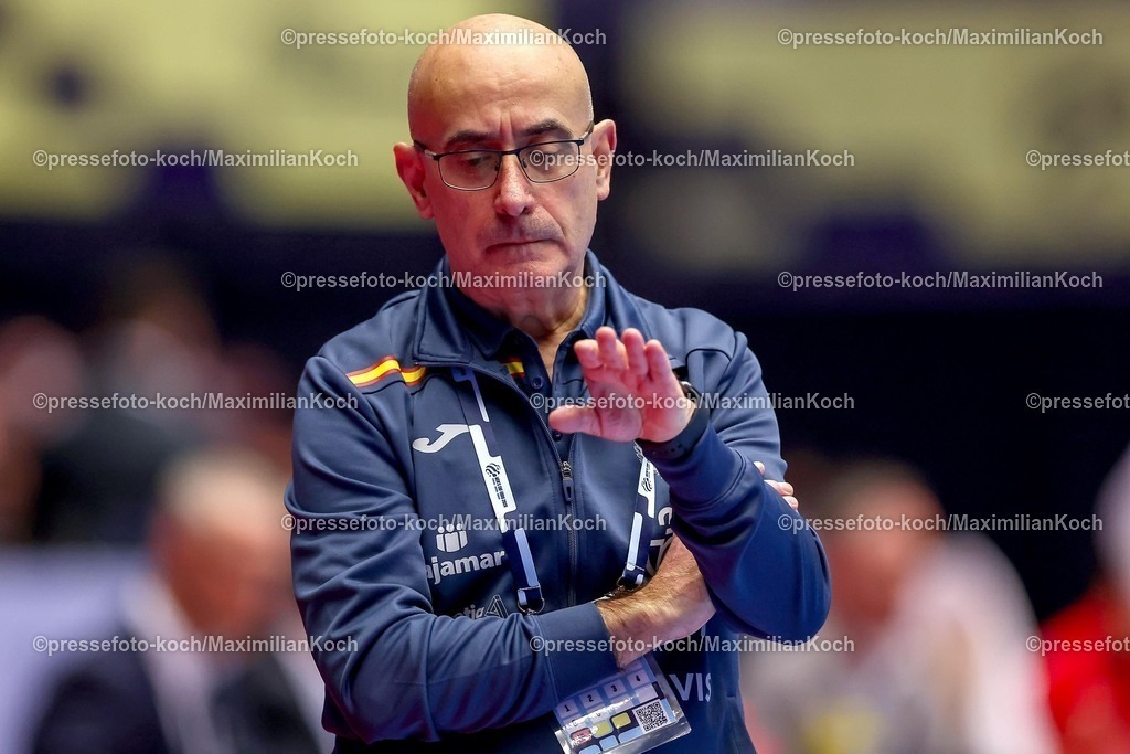 EHF15012601035 | 15.01.2026, Handball, Men's EHF EURO 2026, Spanien - Serbien, Jyske Bank Boxen in Herning, Dänemark, Preliminary Round: Headcoach Jordi Ribera Romans (Espania #hc) gestikulierend am Spielfeldrand  