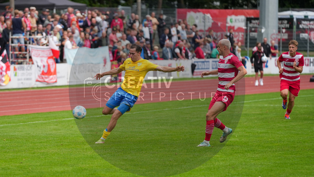 Fußball, Herren, Saison 2025/2026, Regionalliga Nordost, 9. Spieltag, Greifswalder FC vs. FSV 63 Luckenwalde, Sonntag 21.09.2025, Volksstadion Greifswald, | Fußball, Herren, Saison 2025/2026, Regionalliga Nordost, 9. Spieltag, Greifswalder FC vs. FSV 63 Luckenwalde, Sonntag 21.09.2025, Volksstadion Greifswald, Im Bild: Simon Gollnack (l. Luckenwalde) und Steffen Eder (r. Greifswald) - Realisiert mit Pictrs.com