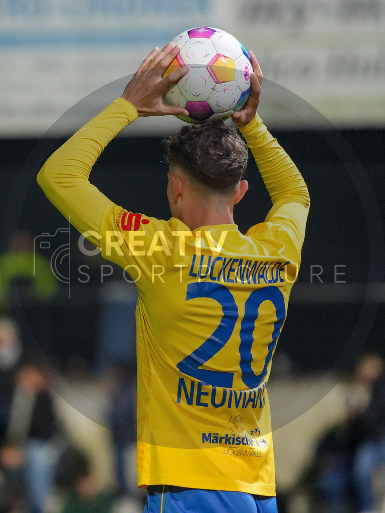 Fußball, Herren, Saison 2025/2026, Testspiel, Freundschaftsspiel, FSV 63 Luckenwalde vs. 1.FC Union Berlin, Mittwoch 08.10.2025, Werner-Seelenbinder-Stadion Luckenwalde, | Fußball, Herren, Saison 2025/2026, Testspiel, Freundschaftsspiel, FSV 63 Luckenwalde vs. 1.FC Union Berlin, Mittwoch 08.10.2025, Werner-Seelenbinder-Stadion Luckenwalde, Im Bild: Len Neumann (Luckenwalde) beim Einwurf - Realisiert mit Pictrs.com