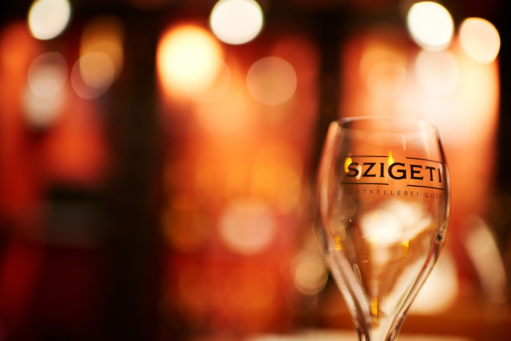 Sektkellerei Szigeti | Gols, Austria - February 19, 2018: Sektkellerei Szigeti; Stimmungsbild mit einem Sektglas im Verköstigungsraum. - Realisiert mit Pictrs.com