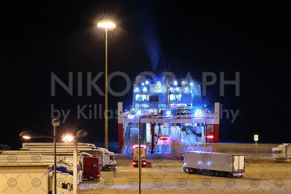 Fährhafen Igoumenitsa | Eine Fähre wird am Fährhafen von Igoumenitsa beladen.