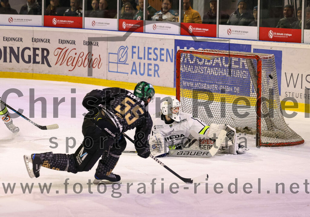 2024-03-01_081_TSV_Erding_gegen_ERSC_Amberg | Erding, Deutschland, 01.03.2024:
Eishockey, Bayernliga Playoffs 2023 / 2024, 5. Spieltag, TSV Erding gegen ERSC Amberg, Endergebnis: 9:0

Petr Pohl (Erding Gladiators, #55), Torwart Janik Engler (ERSC Amberg, #30)

Foto: Christian Riedel / fotografie-riedel.net