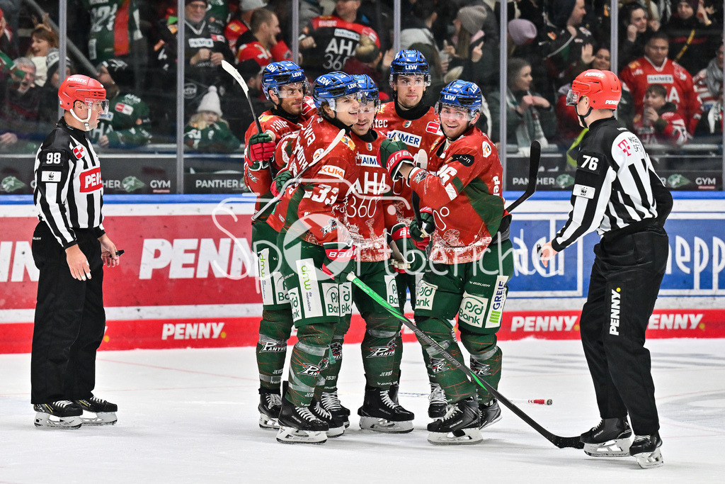 Augsburger Panther - Nürnberg Ice Tigers | AUGSBURG, GERMANY - 23. DECEMBER: Jubel der Panther nach dem Treffer zum 2-2 durch Alexander BLANK (Augsburger Panther 26) / Tor / Torschuetze / Freude / Happy während dem Match zwischen den Augsburger Panthern und den Nürnberg Ice Tigers am 31. Spieltag der Penny DEL im Curt Frenzel Stadion