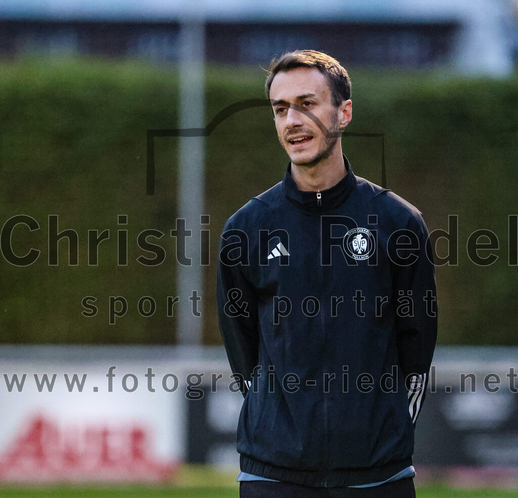 2024-04-05_056_FC_Schwaig_gegen_SV_Pullach | Oberding, Deutschland, 05.04.2024:
Fußball, Landesliga Südost 2023 / 2024, 28. Spieltag, FC Schwaig gegen SV Pullach, Endergebnis: 2:0

Trainer Vinzenz Loistl (SV Pullach)

Foto: Christian Riedel / fotografie-riedel.net